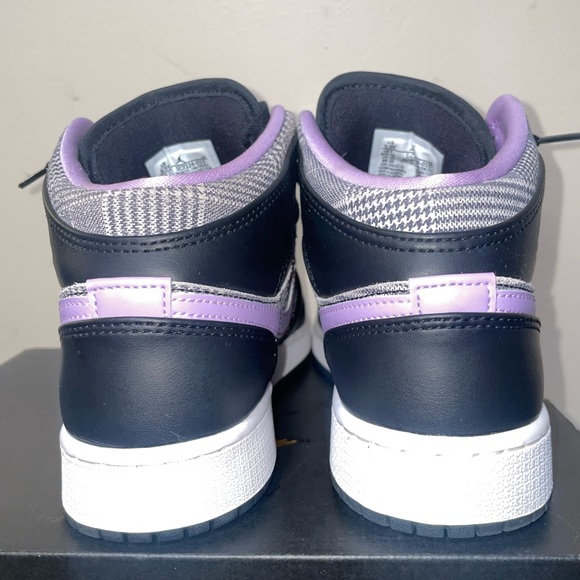 Nike Air Jordan 1 mid black/lilac/white LIKE NEW in BOX! Woman’s size 7. Kid 5.5 - Picture 7 of 10